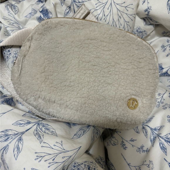 Lululemon belt bag - Picture 2 of 5